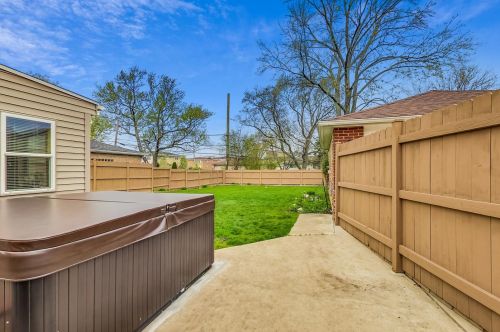 8236 Berwyn Ave, Chicago IL 60656-1455 exterior