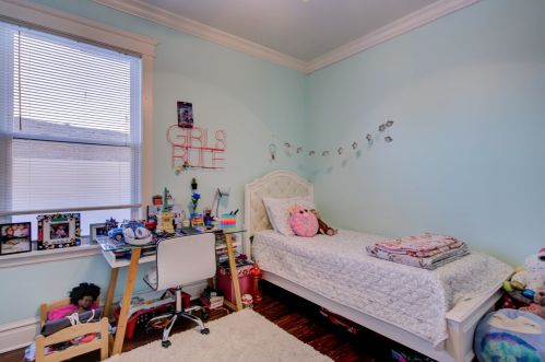 3817 Bernard St, Chicago IL 60618-3230 exterior