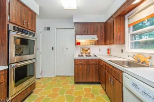 96 Rockledge Dr, Livingston NJ  07039-1121 exterior