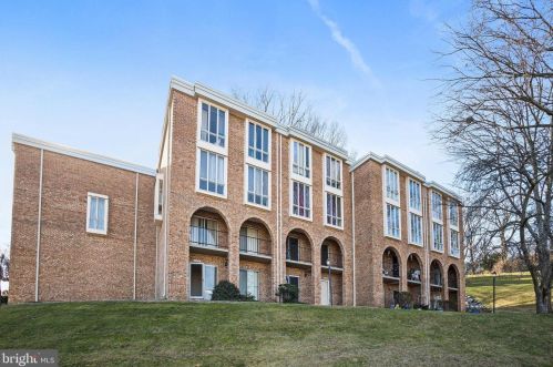 2631 Wagon Dr, Alexandria, VA 22303-2613