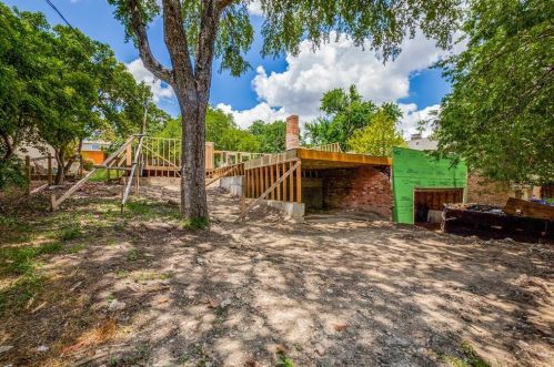 9420 Crestedge Dr, Dallas TX  75238-2523 exterior