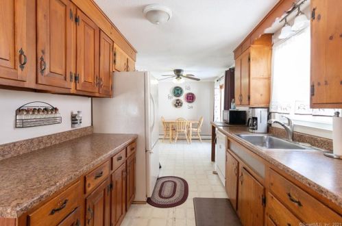 54 Roosevelt Blvd, Enfield CT 06082-2041 exterior