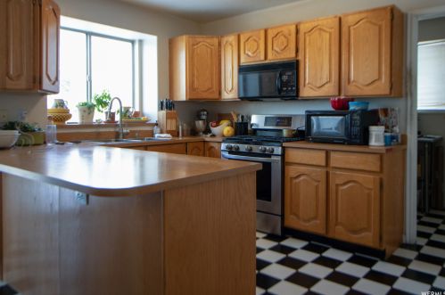 1471 Edgecliff Dr, Sandy UT 84092-4348 exterior