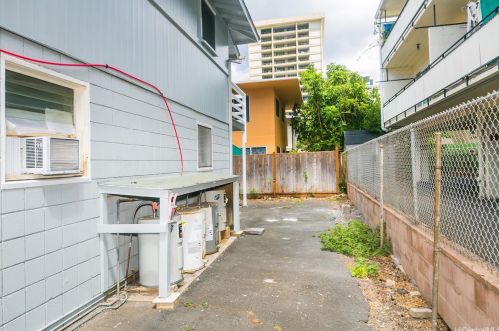 731 Paani St, Honolulu HI 96826-4223 exterior