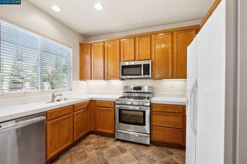 162 Crescent Plz, Concord CA 94523-5504 exterior