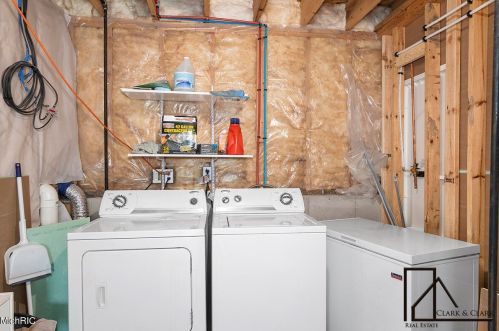 806 Grindle Dr, Lowell MI 49331-9326 exterior