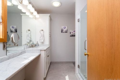 19 Green Field Ln, North Haven CT 06473-4039 exterior