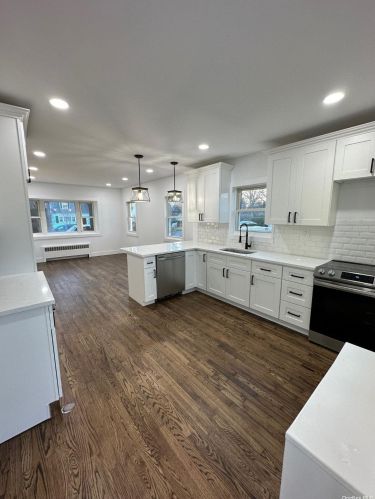 51 16th St, Huntington Station, NY 11746-2933