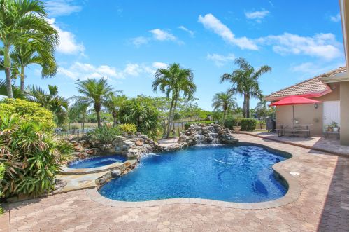 2718 Eagle Dr, Fort Pierce FL 34984-8913 exterior