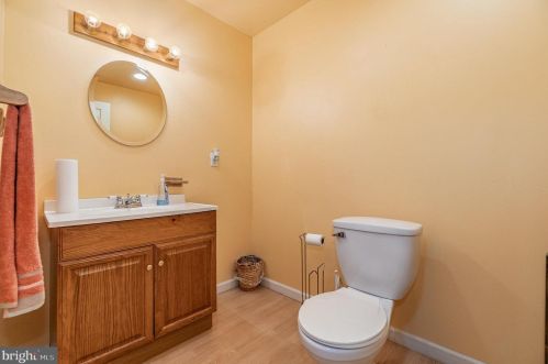 37 Louvain Dr, Hanover PA 17331-8696 exterior