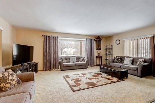 7115 Seneca Ave, Milwaukee, WI 53217-3871