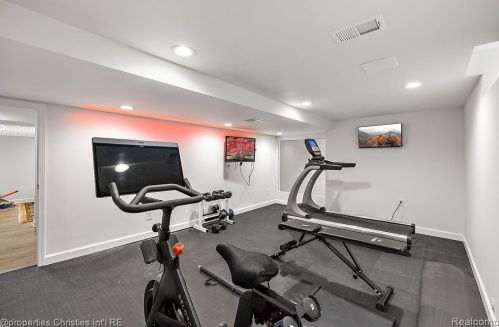 1174 Lakeside Dr, Bham MI 48009-1381 exterior