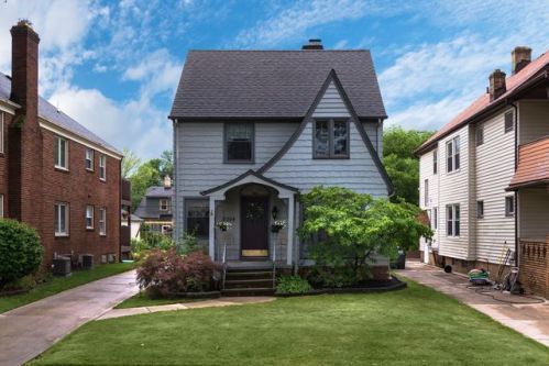 2304 Ogontz Ave, Cleveland OH  44107-5546 exterior