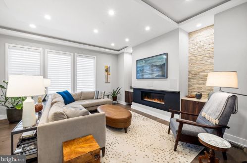 604 3rd St, Philadelphia, PA 19123-2902