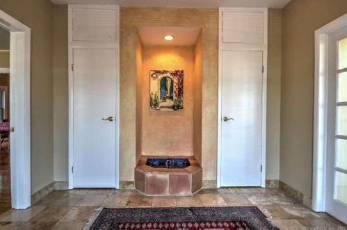 129 Rogers Ave, Milford CT 06460-6440 exterior