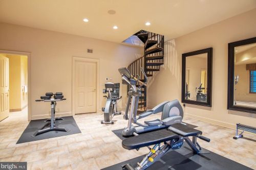 896 Alvermar Rdg Dr, Mc Lean VA 22102-1439 exterior