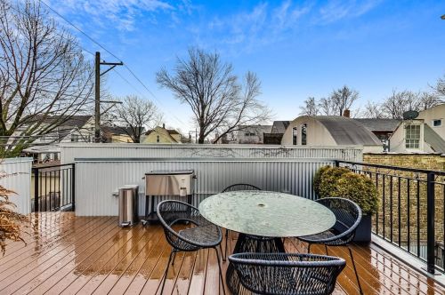 3831 Ravenswood Ave, Chicago IL 60613-2419 exterior