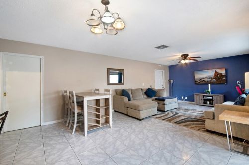 2075 24 Cir, Boynton Beach FL 33426-6578 exterior