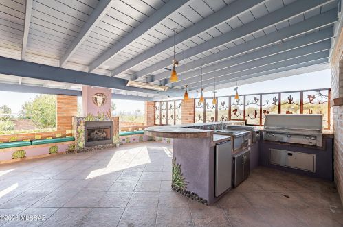 4305 Avenida Del Cazador, Tucson AZ  85718-7065 exterior