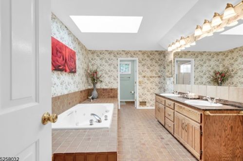 28 Chester Woods Dr, Chester NJ  07930-2828 exterior