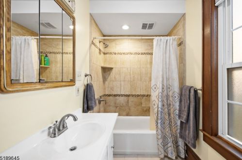 54 Main St, Clinton NJ 08809-1250 exterior