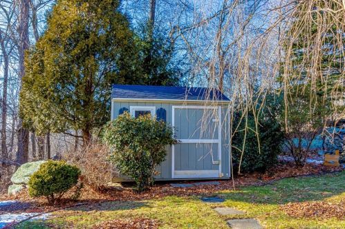 6 Cranberry Dr, Uncasville CT 06382-2006 exterior