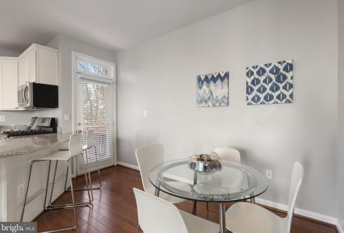 6747 Applemint Ln, Alexandria VA 22310-2649 exterior