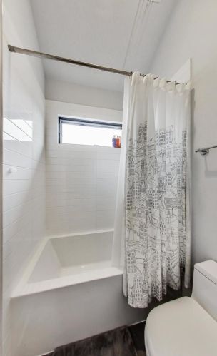 3831 Ravenswood Ave, Chicago IL 60613-2419 exterior