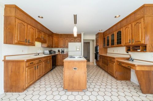 21 Colonial Ln, Ridgefield CT 06877-1921 exterior