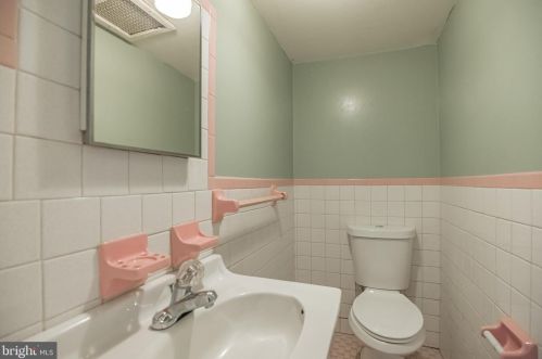 8623 Jackson St, Philadelphia PA 19145-3833 exterior