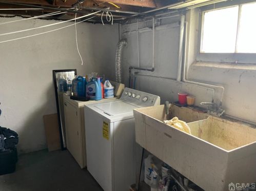 4 Columbus Ave, Edison NJ 08817-5240 exterior