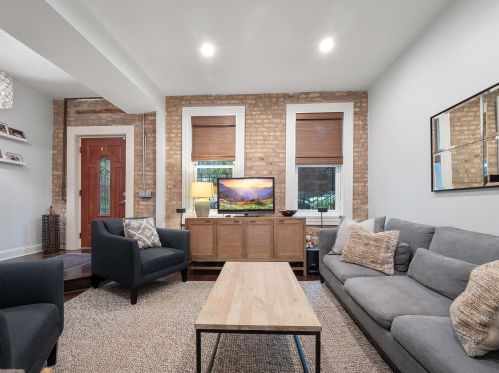 2110 Hoyne Ave, Chicago IL  60647-3308 exterior