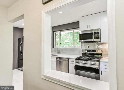 5615 Chase Ct, Alexandria VA 22312-6318 exterior