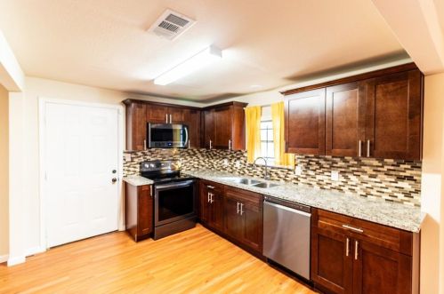 1106 5th St, Hempstead, TX 77445-5427