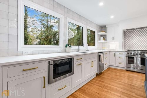 6160 Heards Creek Dr, Atlanta GA  30328-3635 exterior