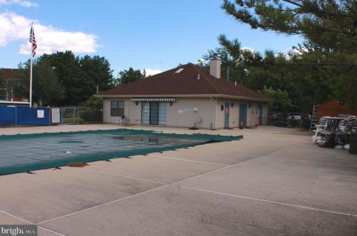 17 Mendrey Ct, Trenton NJ 08648-2661 exterior