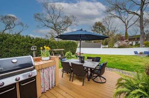 17 Meadowbrook Dr, Huntington Station NY exterior