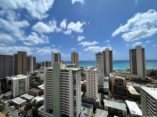 2421 Tusitala St, Honolulu HI 96815-3151 exterior