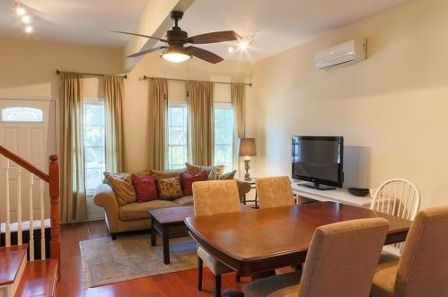 1402 40th St, Austin TX  78756-3617 exterior