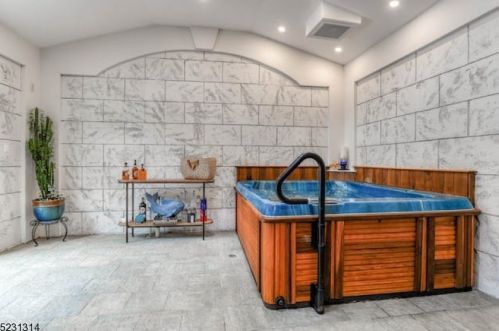 23 Oak Rdg, Springfield NJ 07081-3719 exterior