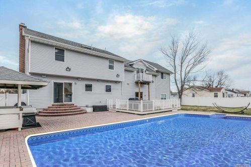 1541 1st St, Babylon, NY 11704-5059