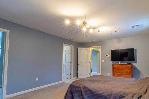 6 Cranberry Dr, Uncasville CT 06382-2006 exterior