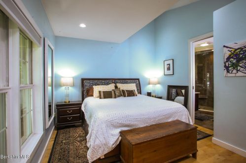 15 Franklin St, Lenox MA 01240-2304 exterior