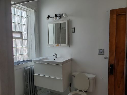 8015 Eberhart Ave, Chicago IL 60637-3300 exterior