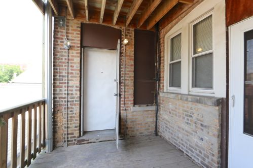 2808 Barry Ave, Chicago IL 60618-7016 exterior