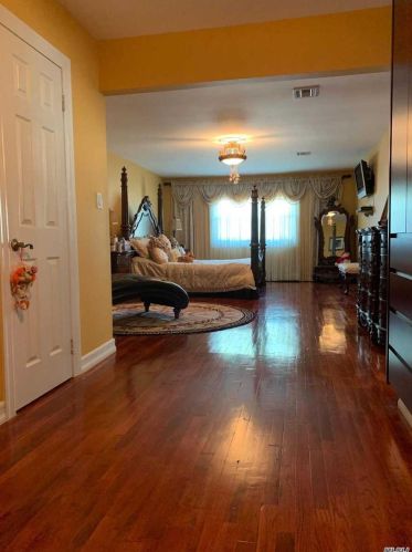 58 Vly Grn Dr, Valley Stream NY 11581-3635 exterior