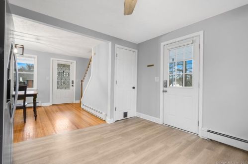 92 West St, Windsor Locks CT  06096-1813 exterior