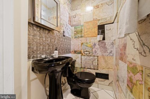 2455 Carpenter St, Philadelphia PA 19146-3907 exterior