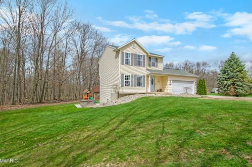 2826 Bark Ct, Cedar Springs, MI 49319-8145