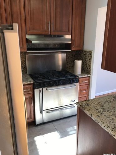 5425 Valles Ave, Bronx NY  10471-2557 exterior